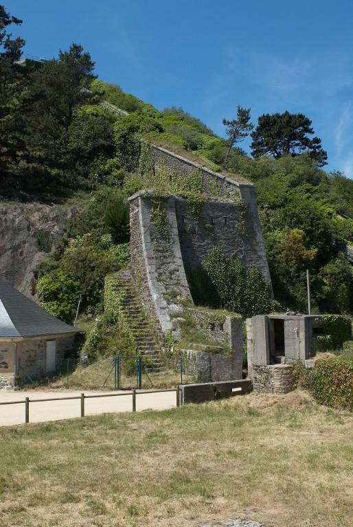 Vue de la branche tombante est (état en 2009). A droite, bunker-poste d'observation et de tir servant à contrôler l'entrée de la batterie basse
