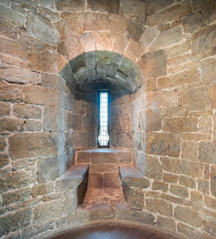 Vue intérieure de la tour Solidor : premier étage, tour est, arbalétrière-canonnière à double coussiège orientée vers l'est