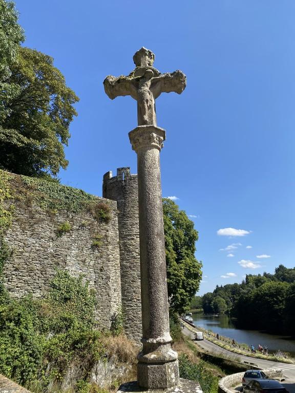 Croix monumentale, rue du Val d'Oust (Josselin)