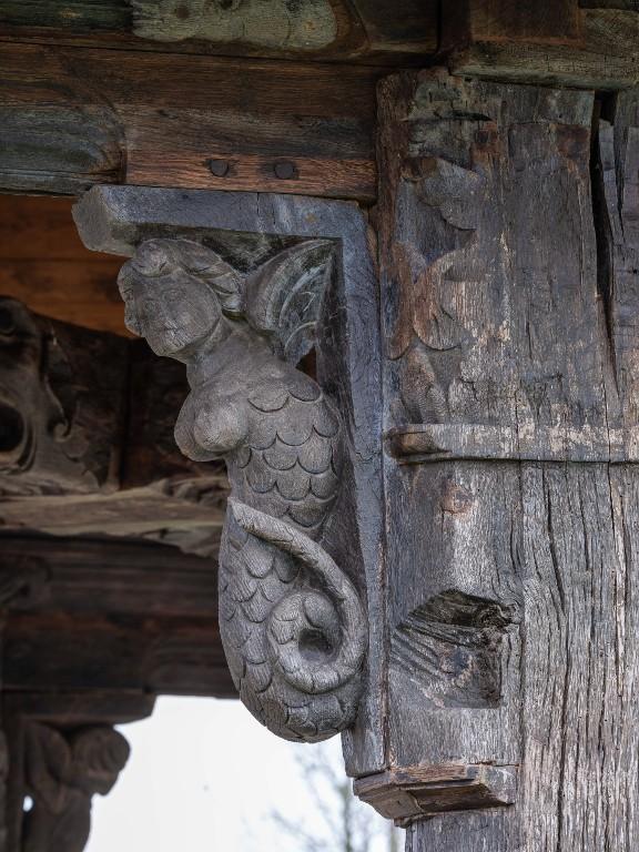 Porche en pan de bois, cimetière (Melesse)