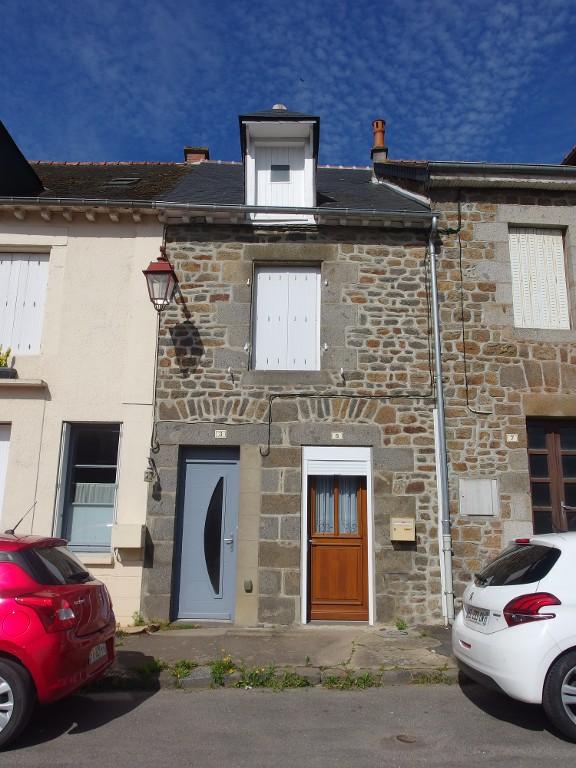 Maison à boutique, 3-5 place de l'église (Hédé fusionnée avec Bazouges-sous-Hédé pour former la commune de Hédé-Bazouges en 2009)