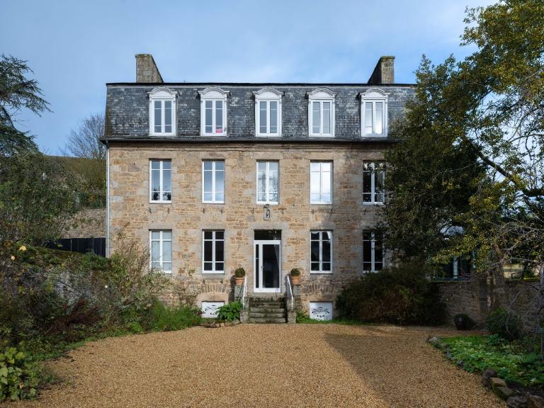 Maison de chanoines, 7 rue des Douves (Quintin)