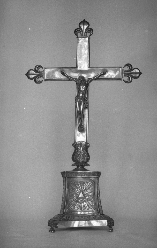 Croix d'autel, église paroissiale Saint-Léonard (Fougères)