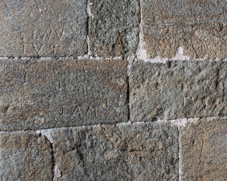 Vue intérieure de la tour Solidor : premier étage, pièce intermédiaire, détail des graffitis situés dans l'ébrasement de l'arbalétrière-canonnière orientée vers le nord