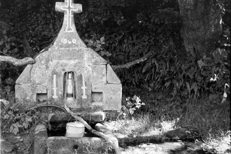 Fontaine de dévotion, Guiouyer (Glomel)
