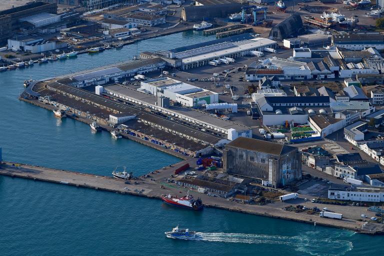 Criée et magasins des mareyeurs du port de pêche (Lorient)