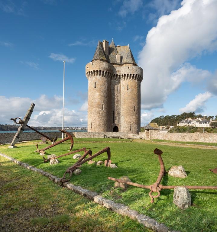 Vue de la tour Solidor depuis l'est-nord-est. Au premier plan, collection d'ancre de marine dans la basse-cour