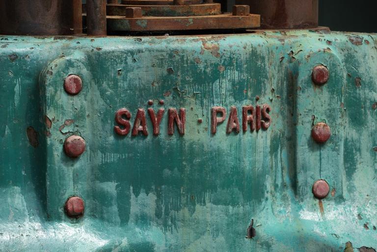 Presse industrielle Saÿn-Paris servant au servant au remandrinage des douilles d’artillerie après tir