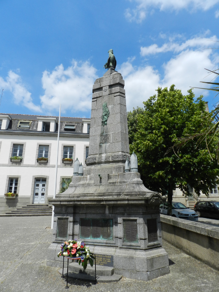 Monument aux mort, place Maréchal Foch (Hennebont)