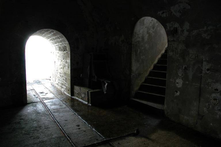 Vue intérieure du poste de projecteur (état en 2005). Au sol, la voie ferrée du chariot du projecteur