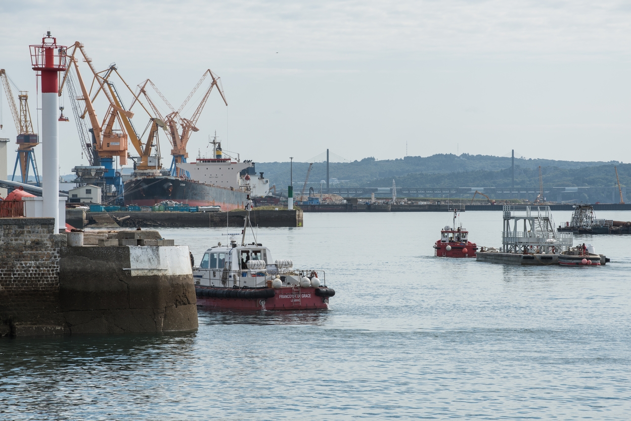 Les grues et l'outillage du port de Brest