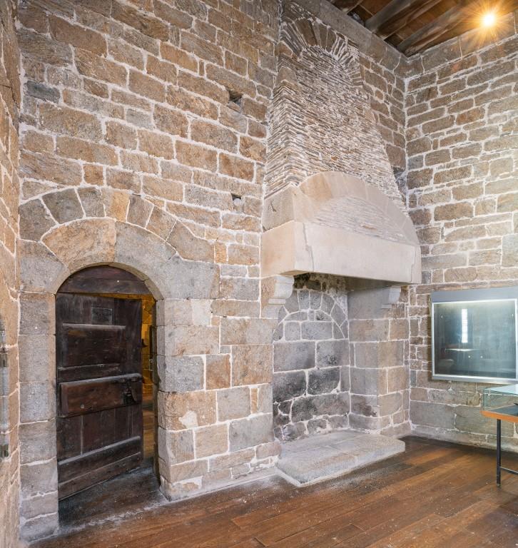 Vue intérieure de la tour Solidor : premier étage, pièce intermédiaire, porte d'accès à la tour ouest et cheminée