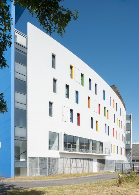 Internat : vue d'ensemble de la façade est. Agence Déesse 23, architectes, 2005-2006.
