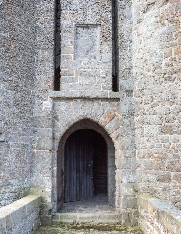 Vue de la tour Solidor : porte en tiers-point percée dans l'élévation est entre les deux tours. Au-dessus de la porte se trouvent les rainures des flèches du pont-levis ; au centre l'emplacement des armoiries