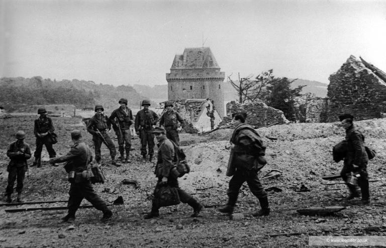 La reddition de la garnison nazie de la Cité d'Aleth photographiée par Lee Miller le 17 août 1944. En arrière-plan, la tour Solidor