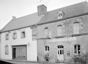 Maison, place de l' Eglise ; rue de l' Ombre ; rue Julien de Bellour (Noyal-Pontivy)