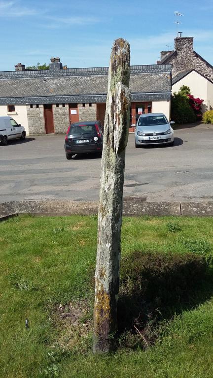 Croix de l'ancien cimetière (Monteneuf)