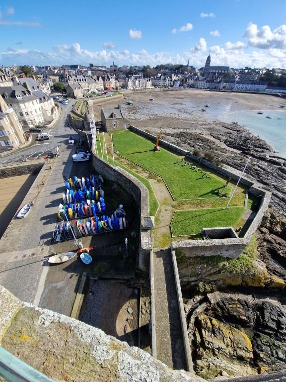 Vue générale de la basse-cour depuis le parapet de la tour. A gauche, la cale de l'anse Solidor. En arrière-plan, Saint-Servan