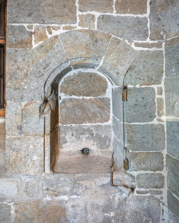 Vue intérieure de la tour Solidor : premier étage, pièce intermédiaire, placard mural (en arc plein cintre). Il est doté d'un égout