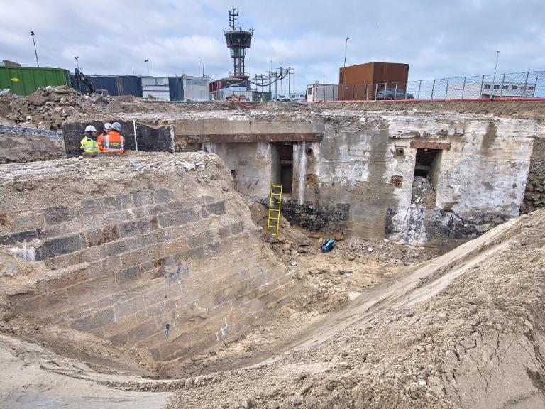 Vue des vestiges de la digue de l'avant-port de Saint-Servan  et du bunker-abri-magasin de munitions de type L 401a avec cuve pour canon antiaérien (couverture photographique du 22 janvier 2026)