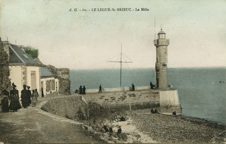 Phare et jetée de la Pointe-à-l'Aigle (Plérin-sur-Mer)