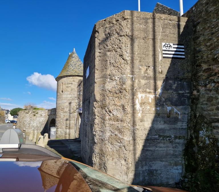 Vue du bunker-poste d'observation et de tir dit Tobruk situé au nord de la basse-cour. Il présente de nombreux impacts issus des combats daoût 1944. En arrière plan, la tour nord du châtelet d'entrée