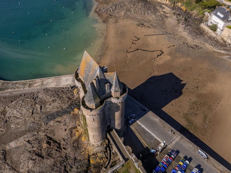 ue aérienne oblique depuis l'est : tour et pont dormant