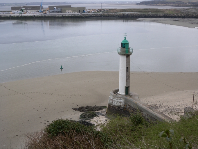 Phare et jetée de la Pointe-à-l'Aigle (Plérin-sur-Mer)