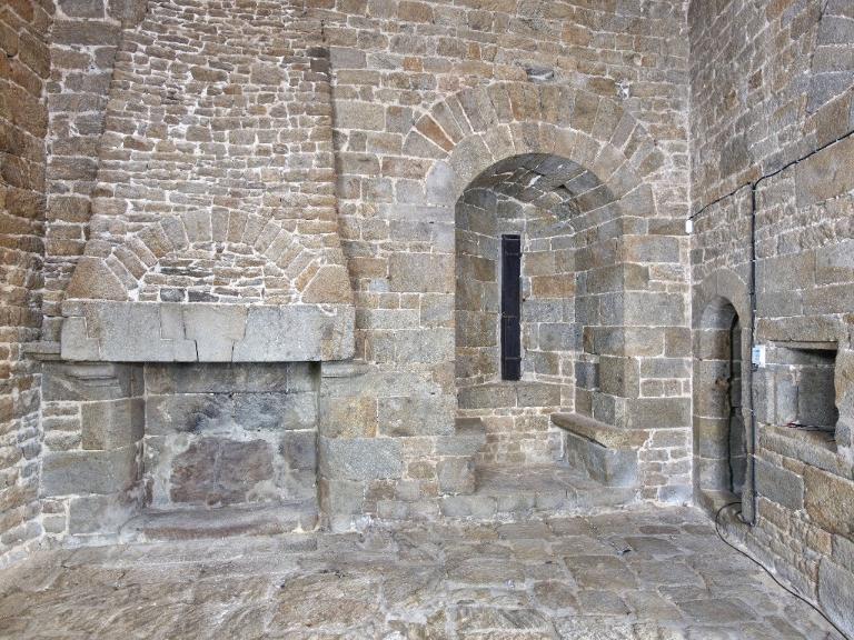 Vue intérieure de la tour Solidor : rez-de-chaussée, pièce intermédiaire, mur nord avec cheminée et arbalétrière-canonnière à double coussiège orientée vers le nord