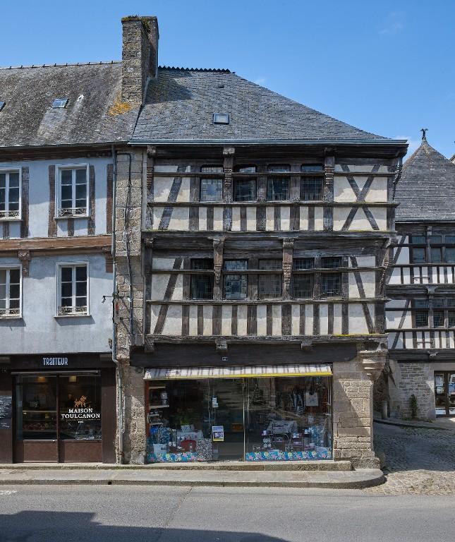 Maison, dite Hôtel des Uzilles, 2 rue aux Toiles (Quintin)