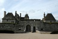 Enceinte défensive du château de Kerjean (Saint-Vougay)