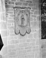 Bannière de procession de la confrérie des mères chrétiennes de Caudan : Education de la Vierge, chapelle Notre-Dame-de-Vérité (Caudan)