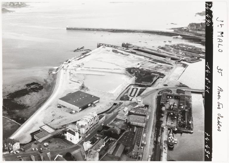 Vue aérienne oblique du terre-plein du Naye depuis le sud-est, 14 juin 1971. En arrière-plan, l'avant port de Saint-Malo