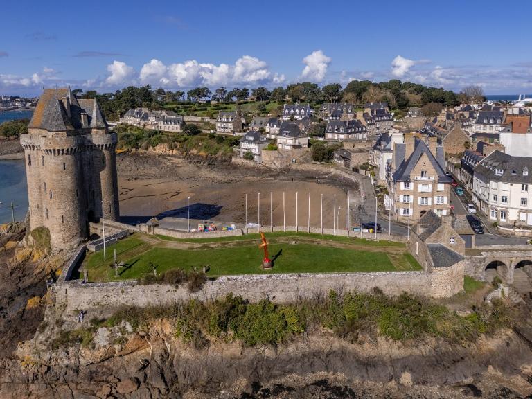Vue aérienne oblique depuis le sud-est : tour, pont et basse-cour. En arrière-plan, Saint-Servan et la pointe de la Cité d'Aleth