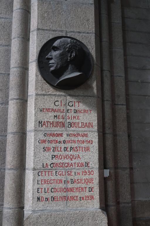 Ensemble commémoratif, basilique Notre-Dame-de-Délivrance (Quintin)