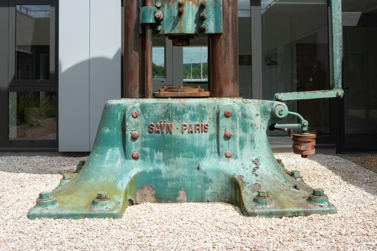 Presse industrielle Saÿn-Paris servant au servant au remandrinage des douilles d’artillerie après tir