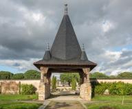 Porche en pan de bois, cimetière (Melesse)