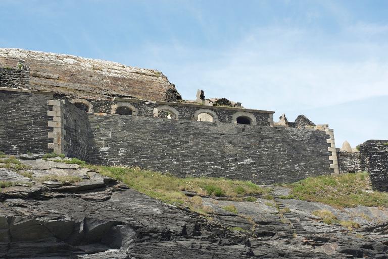 Batterie d'artillerie et caserne, Îlot des Capucins (Roscanvel)