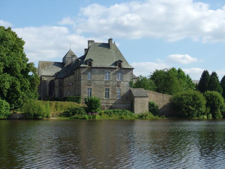 Abbaye de chanoines réguliers de Saint Augustin, actuellement église paroissiale Notre Dame, presbytère et mairie (Paimpont)