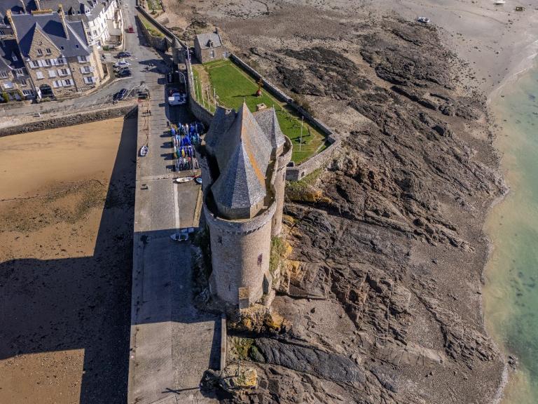 Vue aérienne oblique depuis l'ouest-sud-ouest. Le pied de la tour ouest est soutenu par trois contreforts