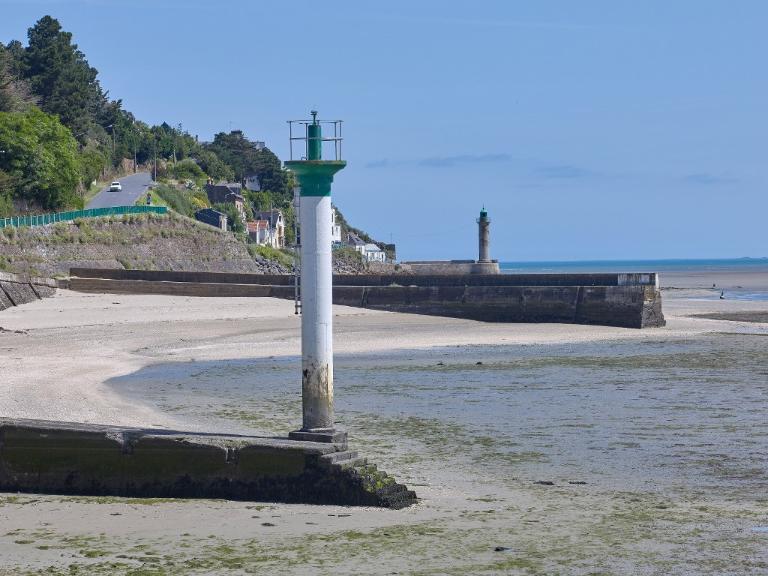 La jetée de la douane dans son environnement maritime