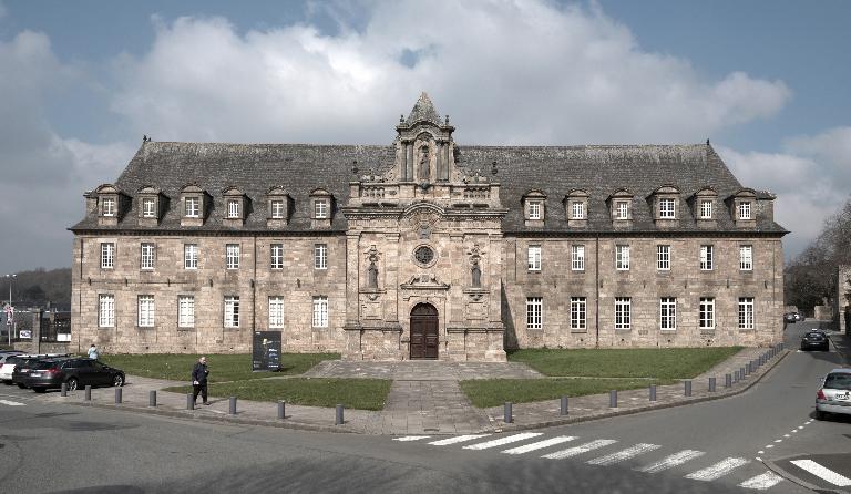 Ancien monastère des religieuses hospitalières, puis ancien hospice, actuel hôtel de ville, 1 place du Champ-au-Roy (Guingamp)