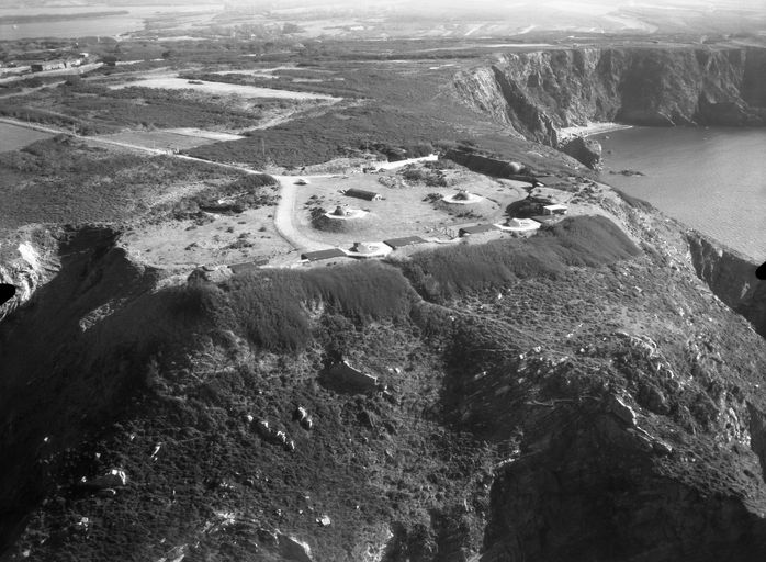 Vue aérienne oblique, 1971. Quatre canons antiaériens de 10,5 cm sous blindage sont en place