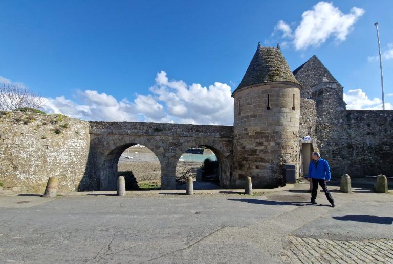 Vue de l'élévation nord du pont dormant et du châtelet d'entrée de la basse-cour. La partie haute de la tour a fortement été restaurée