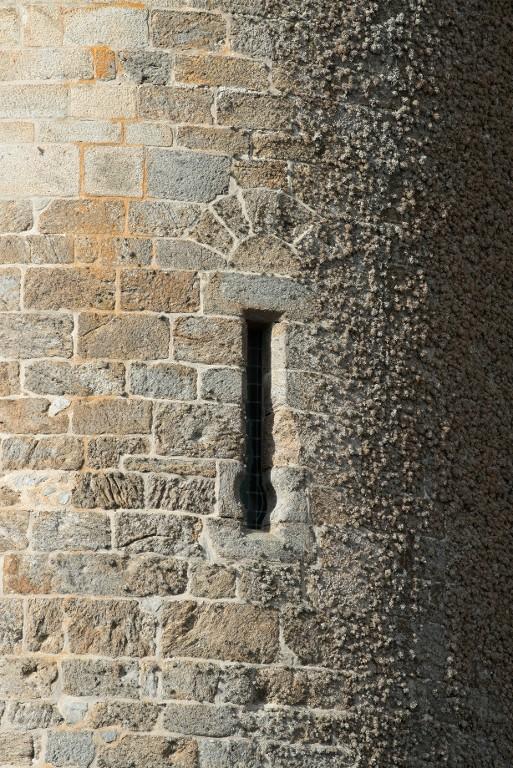 Vue de la tour Solidor : arbalétrière-canonnière (surmontée d'un arc de décharge) du premier étage de la tour est. Elle est orientée vers le nord-est