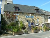Magasin de commerce pour l'avitaillement des navires, actuellement restaurant 'Au pied du port', place d´Ys, Morgat (Crozon)