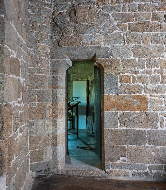 Vue intérieure de la tour Solidor : premier étage, pièce intermédiaire, détail du mur est. Cette porte (à linteau sur coussinet) dessert le corps de garde (tour nord et pièce située au-dessus du passage d'entrée)