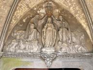 Groupe sculpté du tympan du portail : Couronnement de la Vierge, basilique Notre-Dame-d'Espérance (Saint-Brieuc)