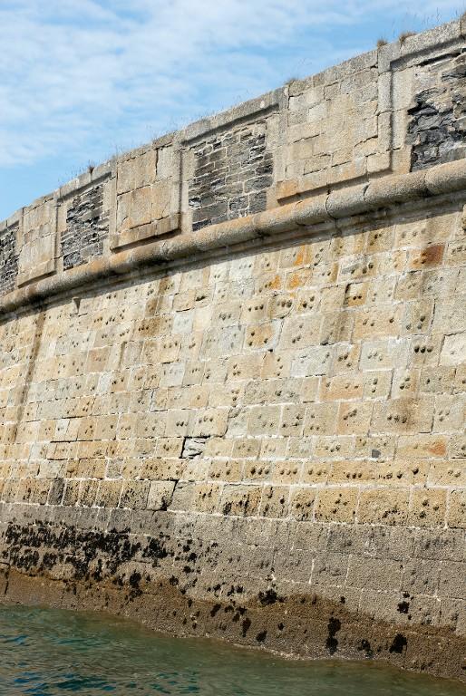 Vue de la batterie basse du Mengant : détail du parapet et du parement en pierre de taille de granite (état en 2009)