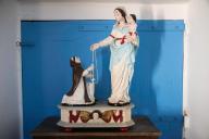 Groupe sculpté : Donation du rosaire à saint Dominique, chapelle Saint-Joseph, Crancastel (Ploërmel)
